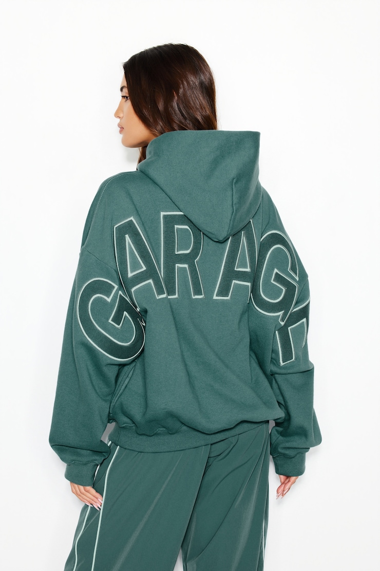 Haut à capuchon en tissu UltraFleece, Tentation sarcelle avec art Garage, large