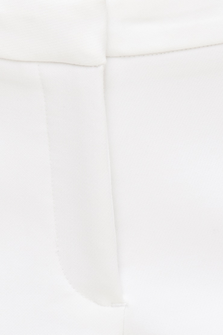 Short ajusté à taille mi-haute