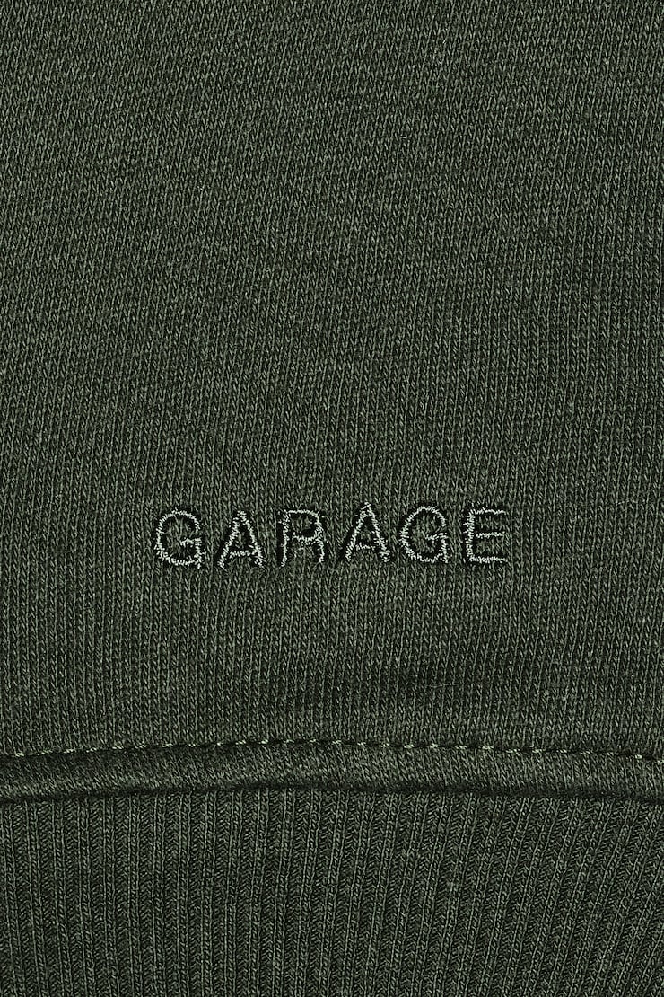 Haut à capuchon en tissu UltraFleece, Obsession olive avec art Garage, large