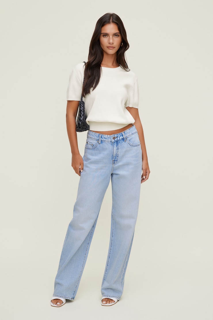 Jean Mika à taille mi-haute et jambe droite décontractée