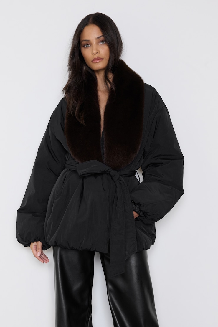 Blouson ceinturé à bordure en fausse fourrure