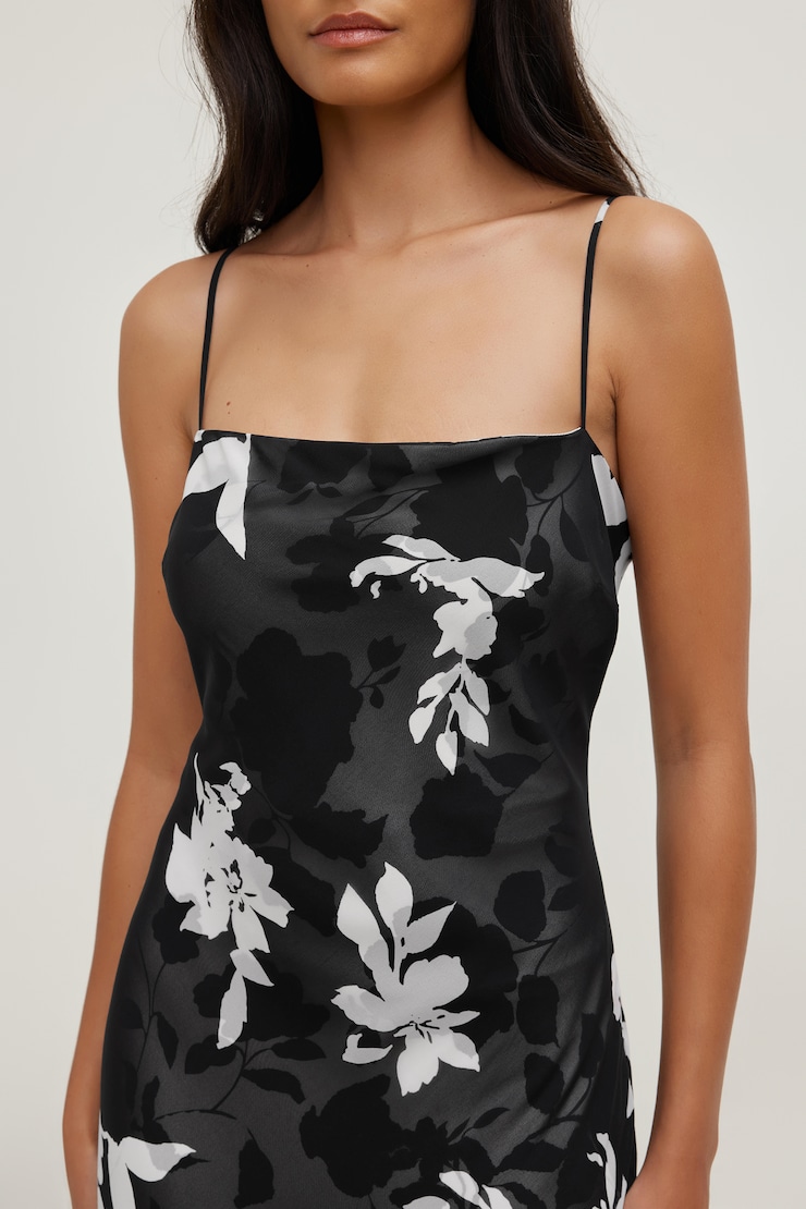 Robe maxi en satin Aubrey Noir et blanc fleuri large
