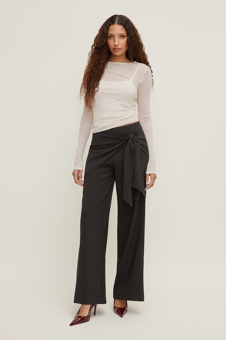 Pantalon à jambe large et attaches