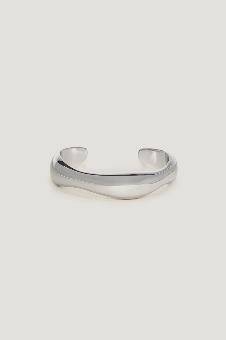 Bracelet-manchette déformé