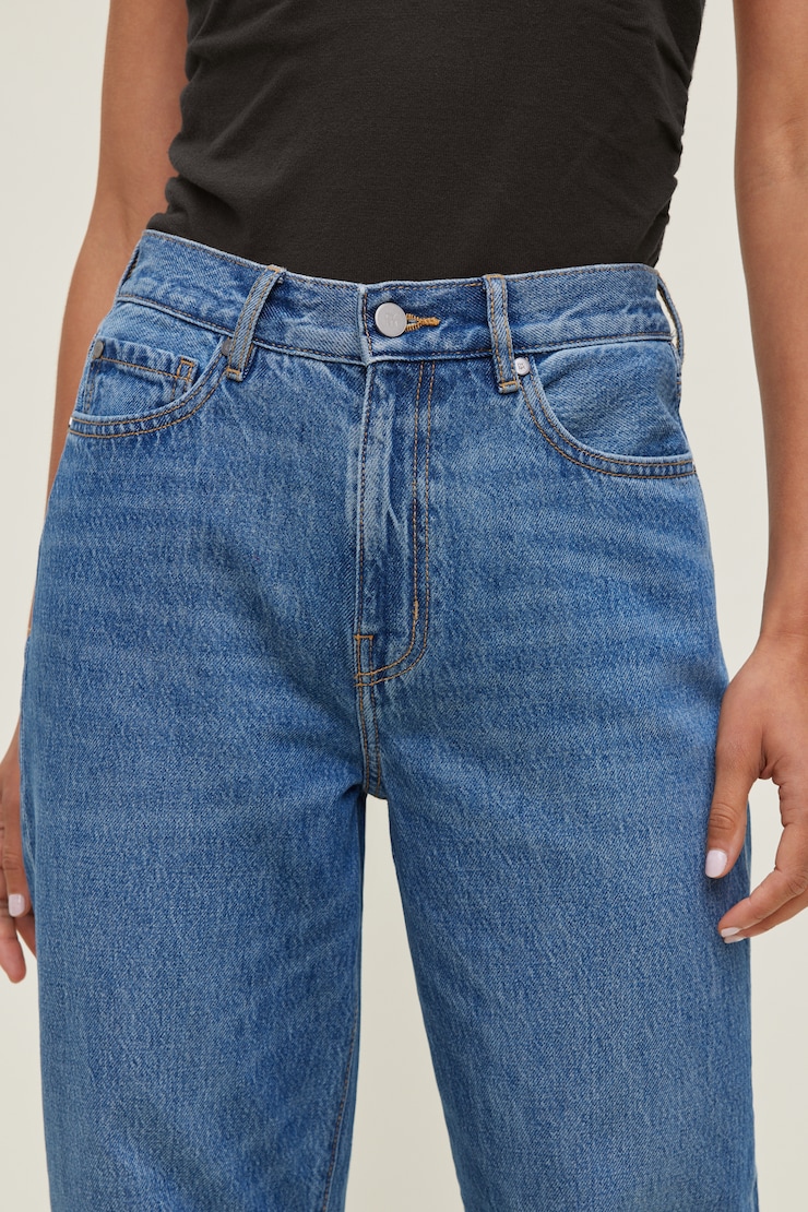 Mid Rise Barrel Leg Jeans