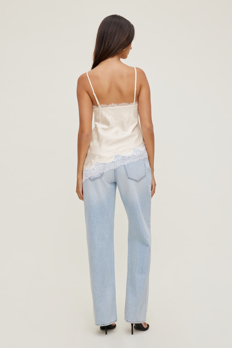 Camisole asymétrique en satin à bordure de dentelle Cassie