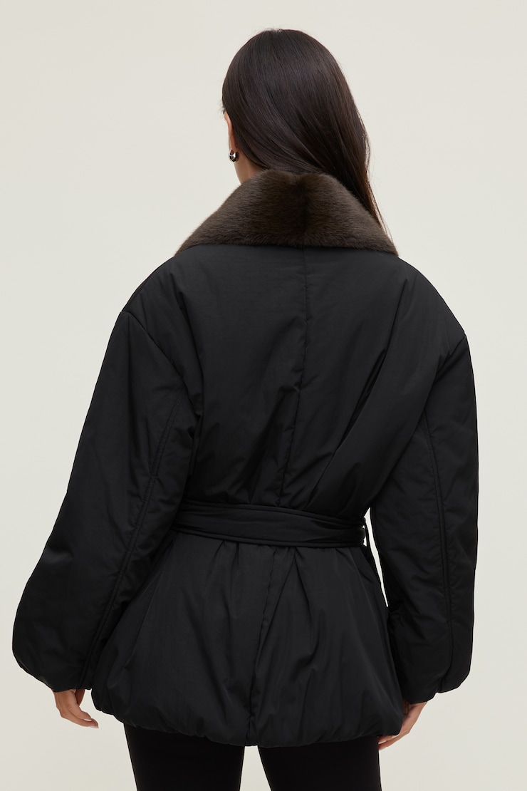 Blouson ceinturé à bordure en fausse fourrure Noir encre large