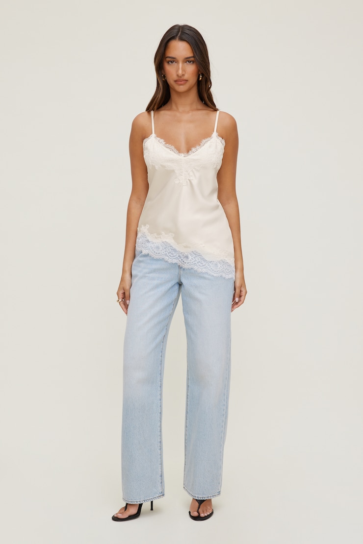 Camisole asymétrique en satin à bordure de dentelle Cassie