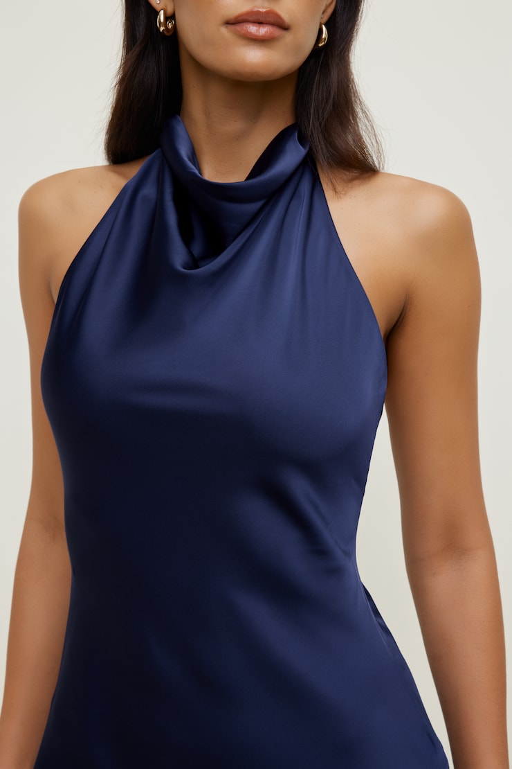 Robe maxi nuisette en satin à col licou Caverne océanique large