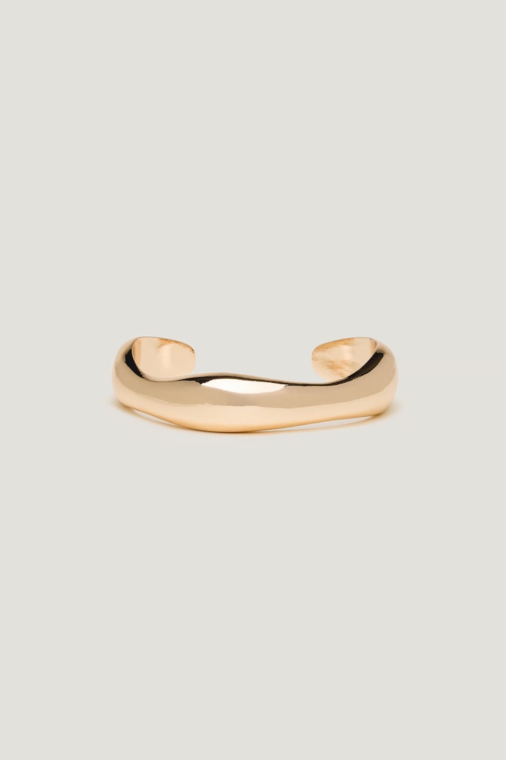 Bracelet-manchette déformé