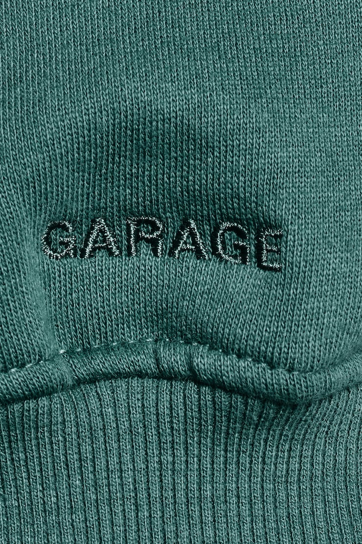 Haut à capuchon en tissu UltraFleece, Tentation sarcelle avec art Garage, large