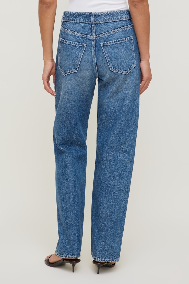 Jean Mika à taille mi-haute et jambe droite décontractée