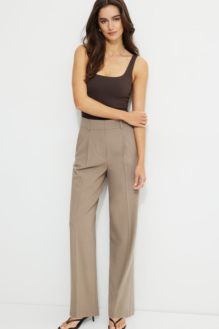 Pantalon Sofia à plis et à jambe droite