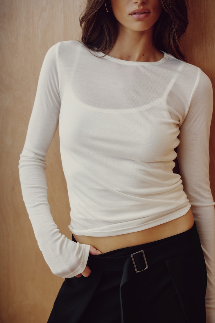 Camisole superposée d'un haut à manches longues diaphane