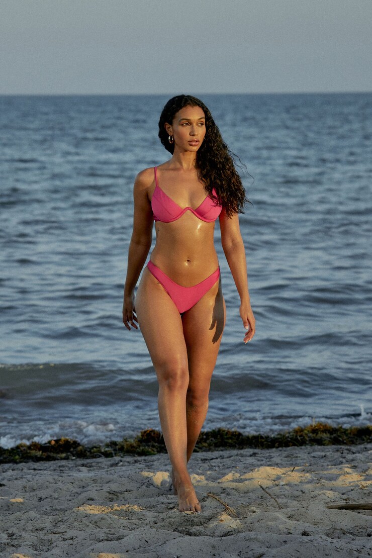 Bikini luisant à armature en V