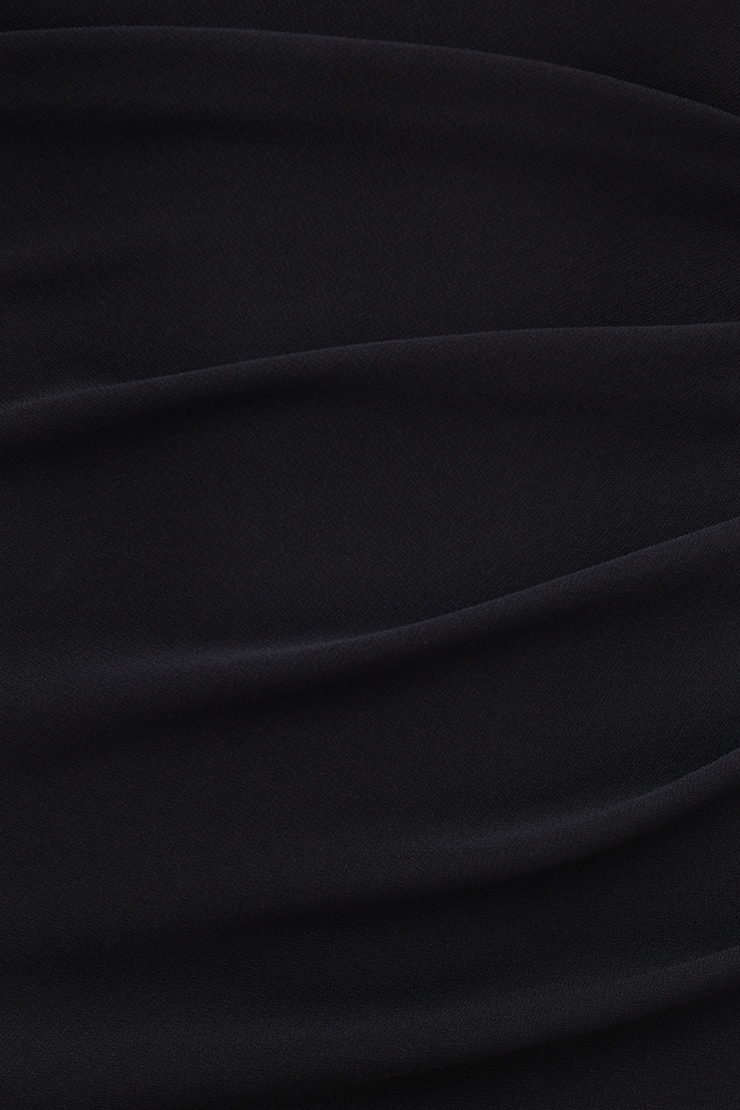 Minirobe ruchée en crêpe à épaule dénudée