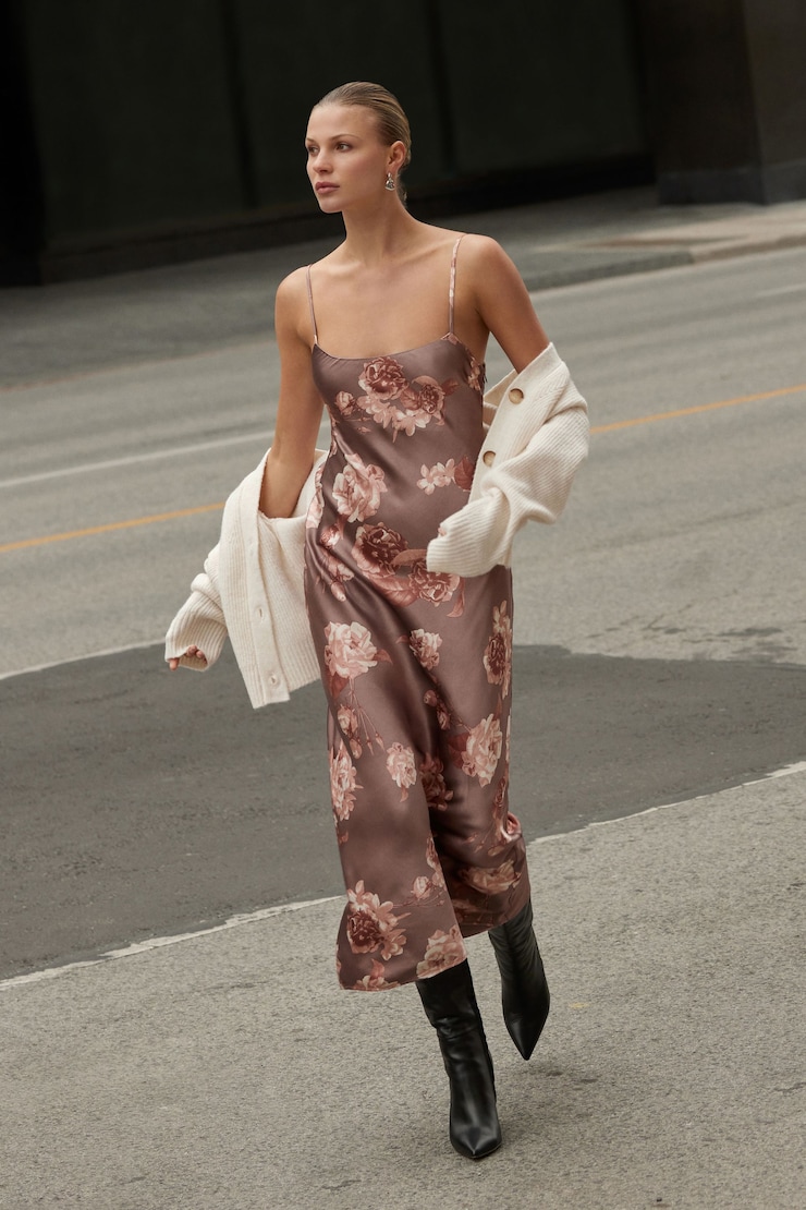 Robe maxi en satin à dos ouvert Adelle Fleuri taupe large