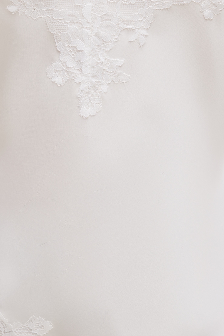 Camisole asymétrique en satin à bordure de dentelle Cassie