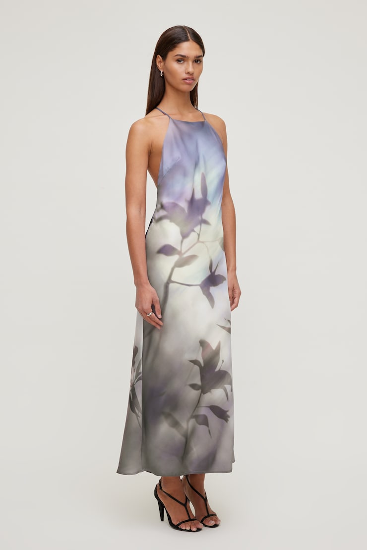 Robe maxi en satin à dos ouvert