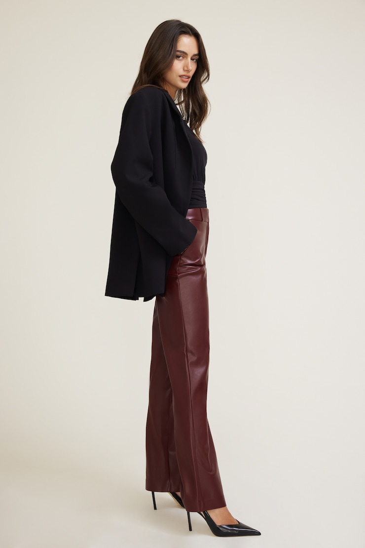 Pantalon en faux cuir à jambe droite Camelia Bourgogne zinfandel large