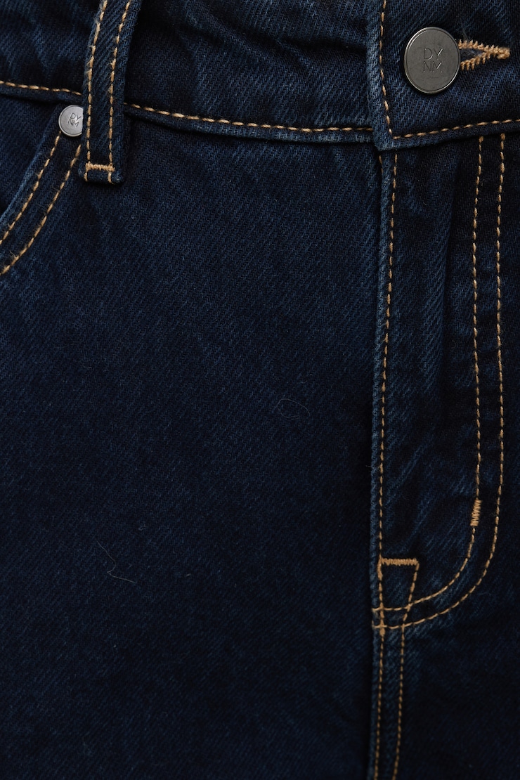 Jean Mika à taille mi-haute et jambe droite décontractée