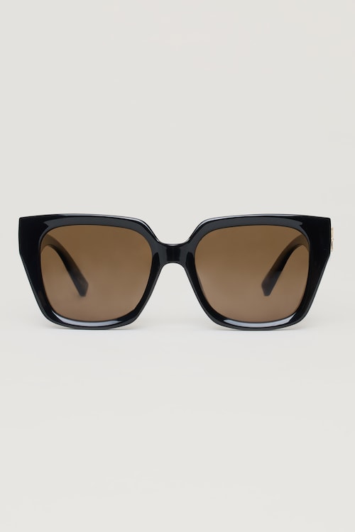 le specs dynamite sunglasses in tobacco Brown Rectangular Retro Y2K NWT The Le Specs Dynamite sunglasses feature a rectangular frame and are designed with narrow proportions and a wide fit Dynamite Tobacco Sunglasses | Le