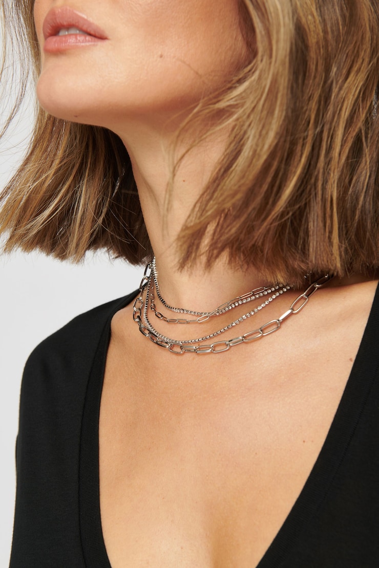 Collier en chaîne avec pierres