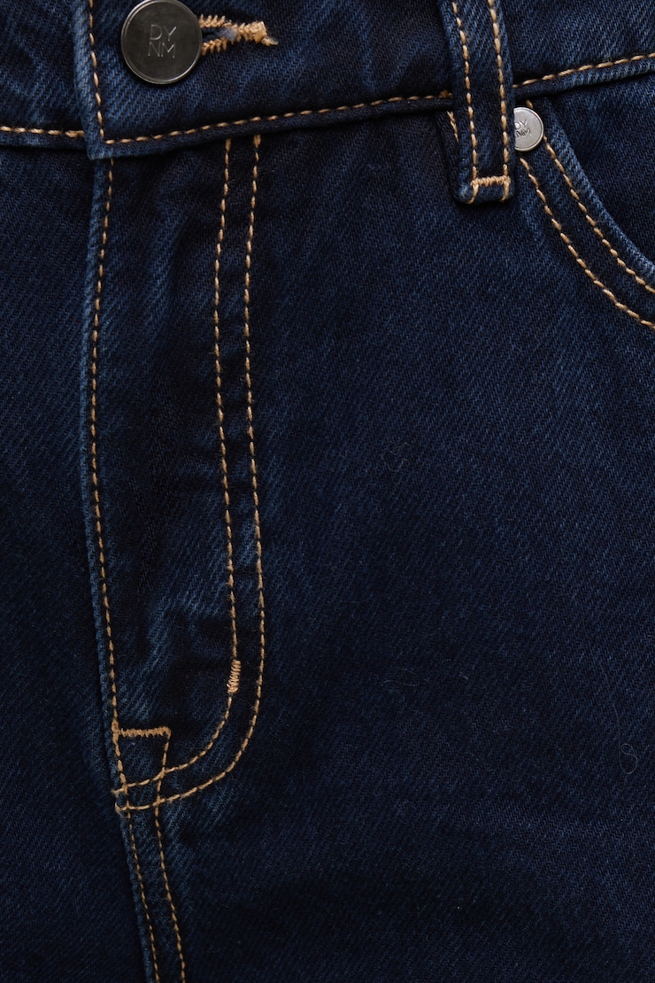 Jean Mika à taille mi-haute et jambe droite décontractée