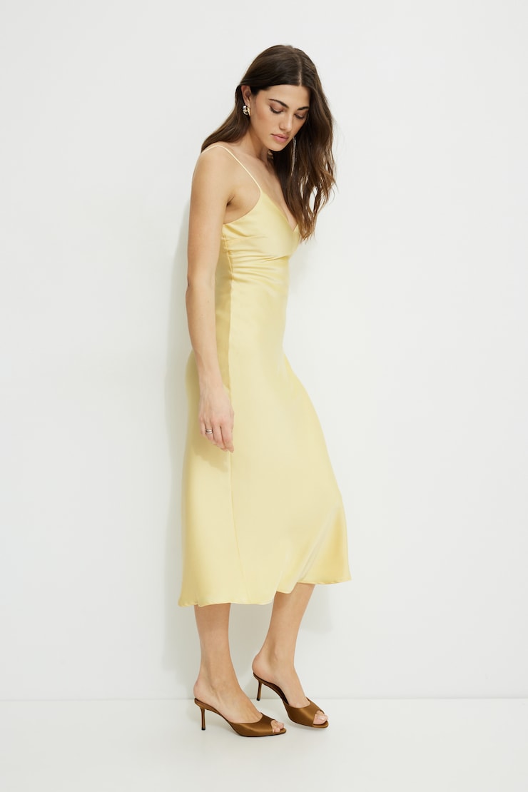 Robe maxi à col en V Aimee Jaune brume dorée large