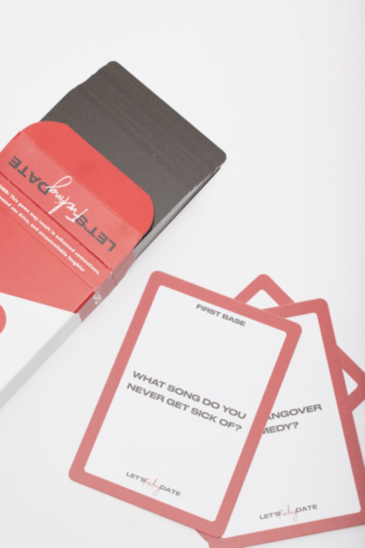 SERENA KERRIGAN | Jeu de cartes « Let's Fucking Date » Rouge hautain large