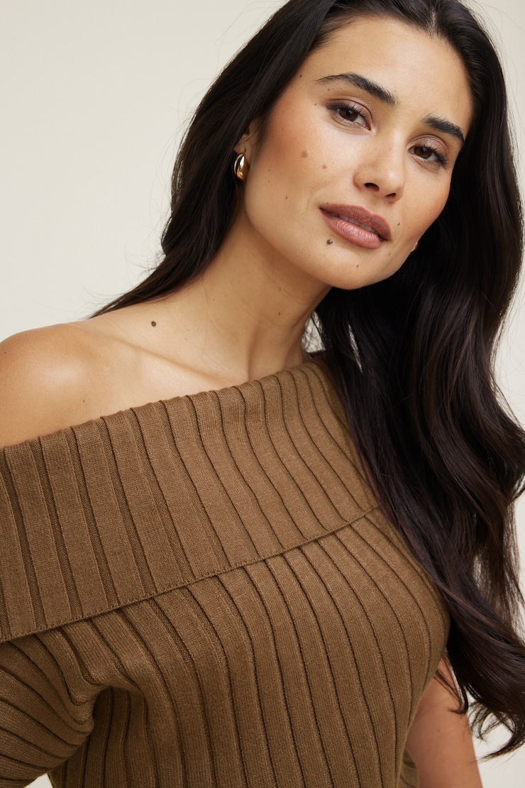 Chandail côtelé à épaules dégagées