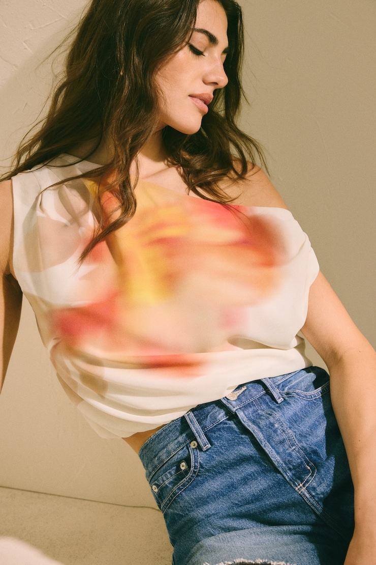 Haut imprimé à une épaules dégagées