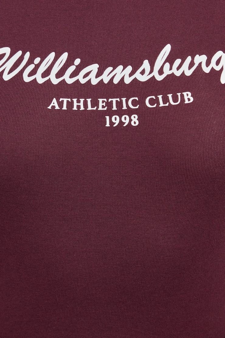 Stormi Tee, Port Royale Burgundy with "Williamsburg" Art, large
