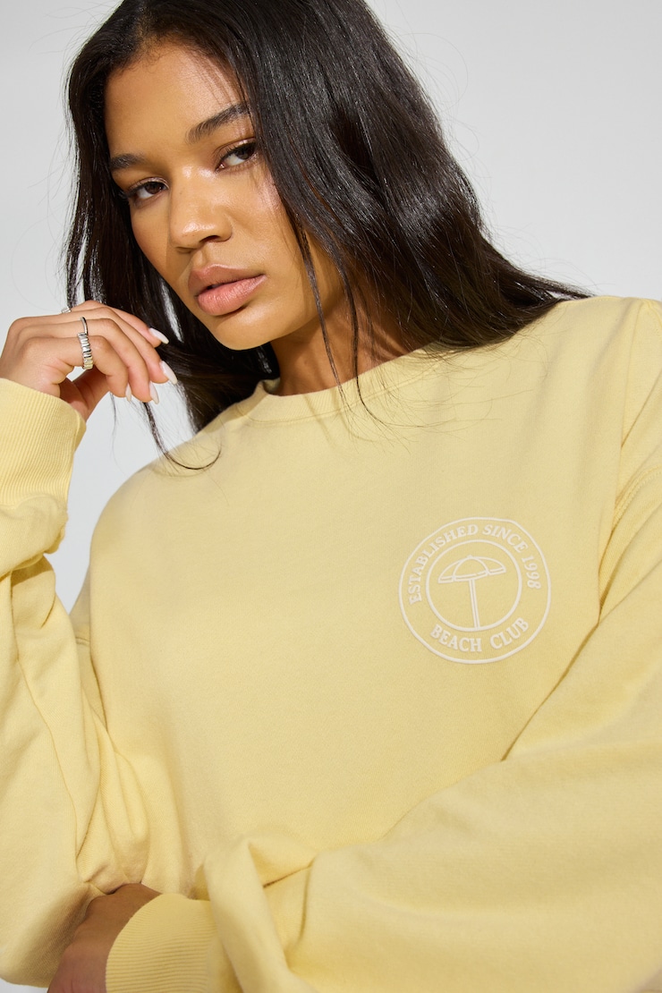 Sweatshirt ample à col rond en SoftTerry, Fleur d’anis jaune avec art « Beach Club », large