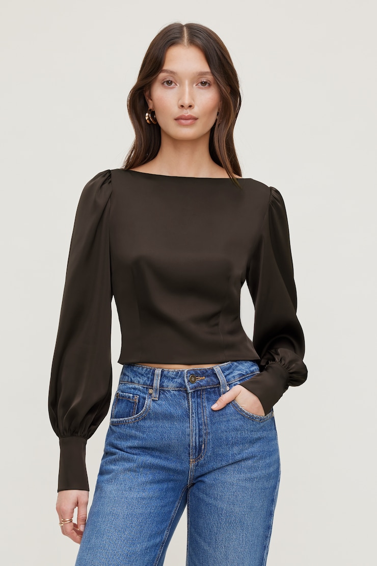 Blouse écourtée en satin à col bateau Faye Brun café large