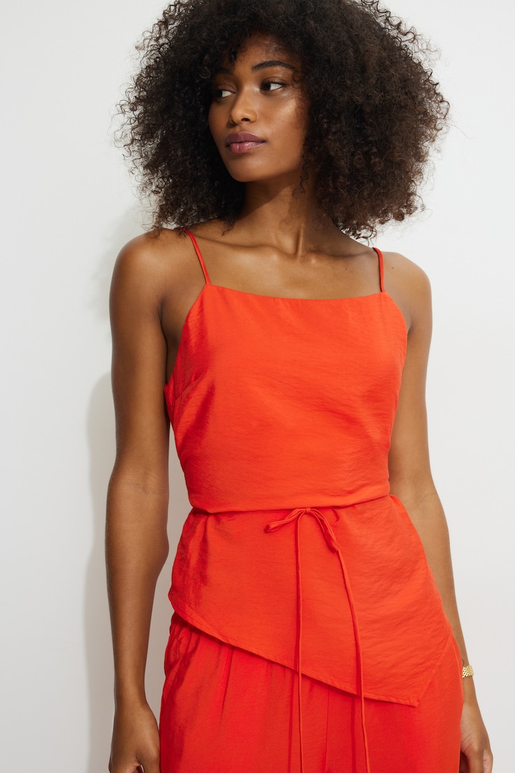 Camisole asymétrique nouée à l’arrière
